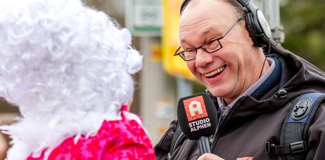 Studio Alphen Hans van den Akker doet live radioverslag tijdens carnavalsoptocht in Boskoop. (bron: Alphenphoto.nl)