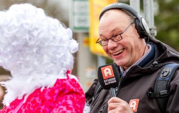 Studio Alphen Hans van den Akker doet live radioverslag tijdens carnavalsoptocht in Boskoop. (bron: Alphenphoto.nl)